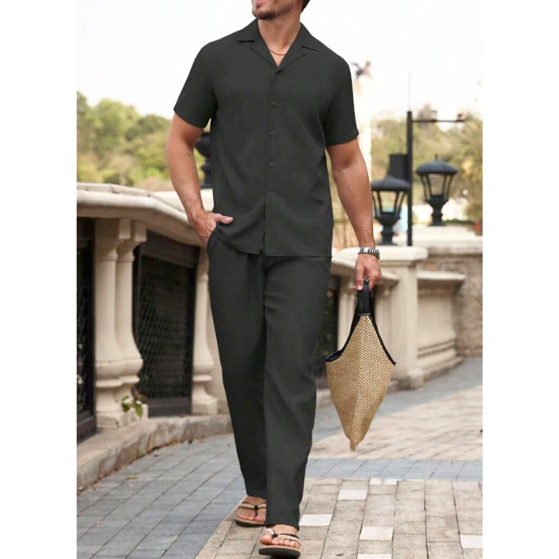 ブラックの半袖メンズセットアップ｜正面の歩きカット