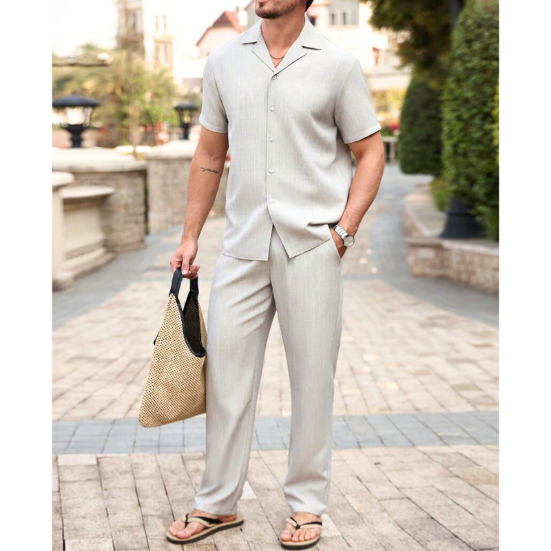 ライトグレーの半袖メンズセットアップ｜全身フロントスタイル