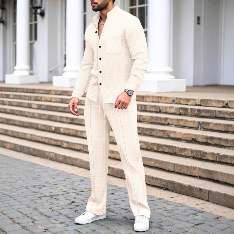 30代・40代メンズに似合うワッフルセットアップ｜ベージュの着用イメージ