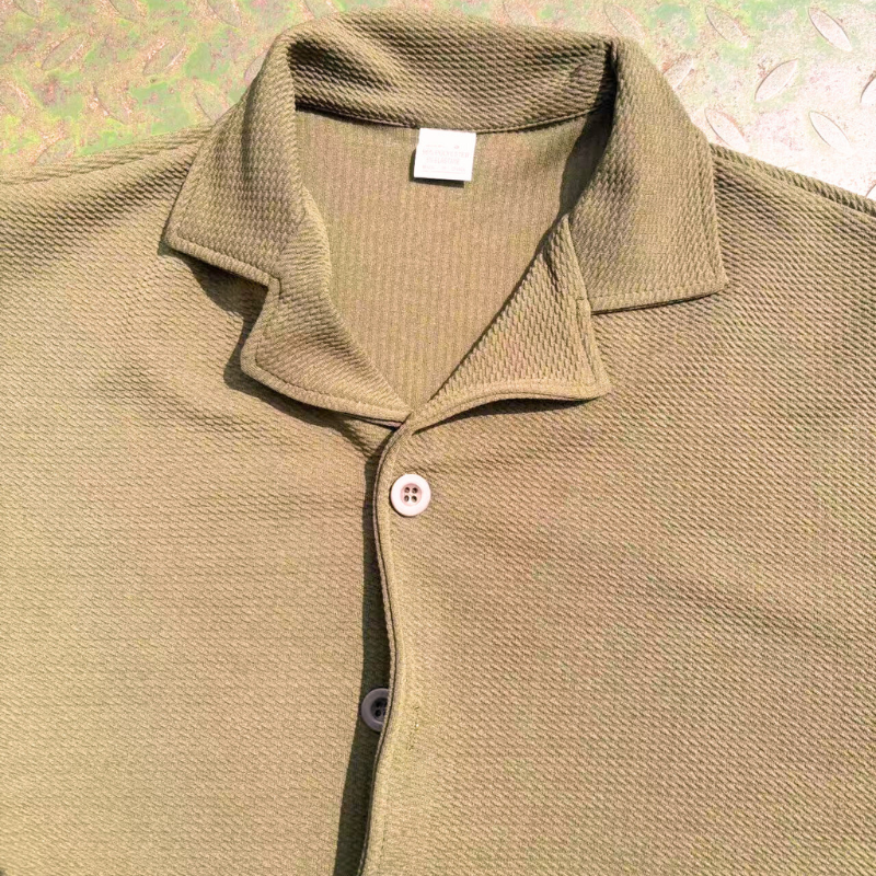 ワッフル開襟シャツ｜ベージュの襟元ディテール