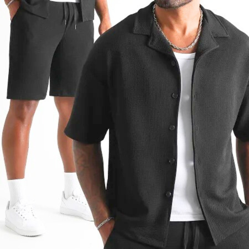 30代・40代メンズの夏に合うワッフル開襟セットアップ｜ブラックの着用イメージ