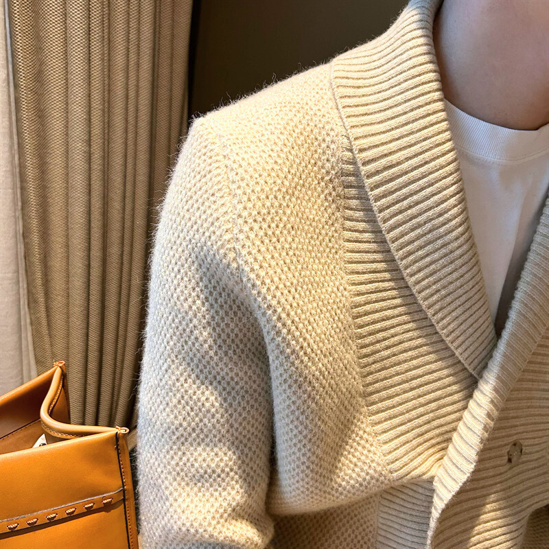 厚手ニット素材の質感が際立つショールカラーディテール