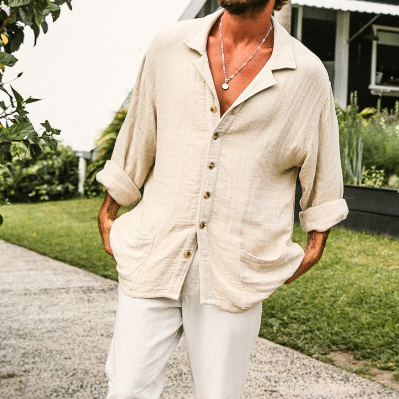 綿麻オープンカラーシャツ（ベージュ）｜白パンツに合わせた夏の着用イメージ