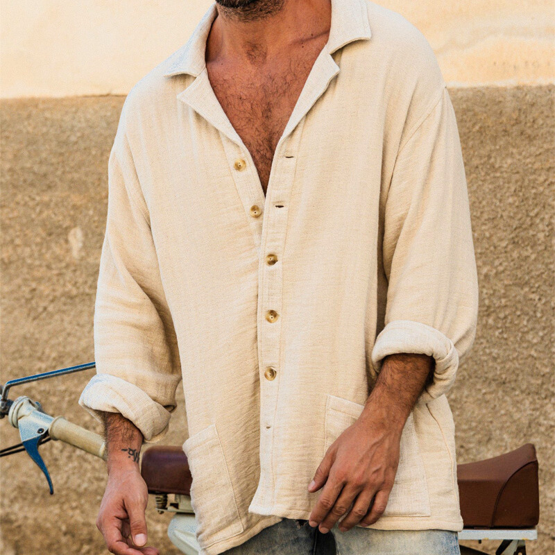 30代・40代メンズに似合う綿麻シャツ｜開襟デザインとボタンのディテール