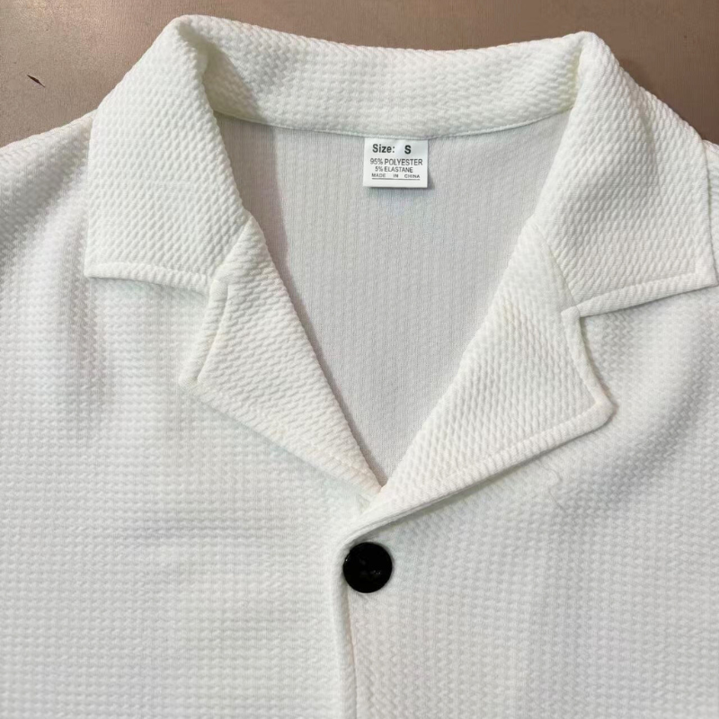 ワッフル開襟シャツ（ホワイト）｜襟元とボタンのディテール