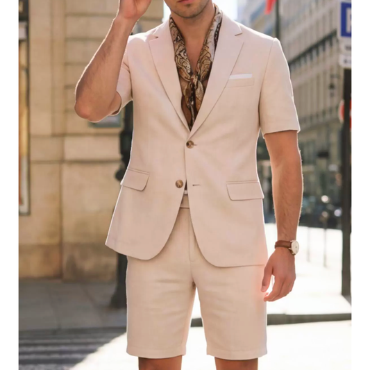 ベージュの半袖テーラードジャケットとショートパンツのメンズセットアップ着用イメージ