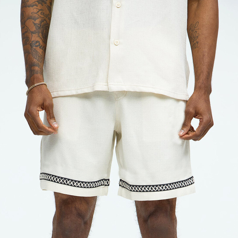 ショートパンツ裾の配色ラインがアクセントになったメンズセットアップのディテール画像