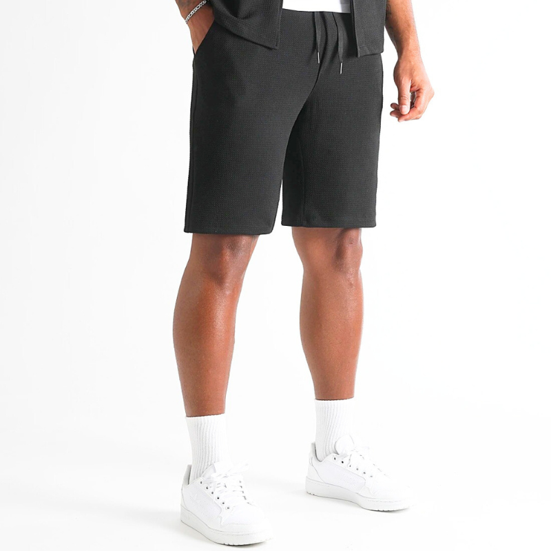 ワッフルショートパンツ メンズ｜ブラックの下半身・丈感イメージ