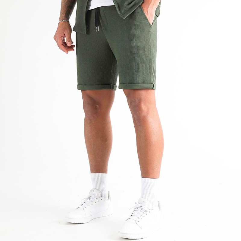 ワッフルショートパンツ メンズ｜カーキの下半身・丈感イメージ
