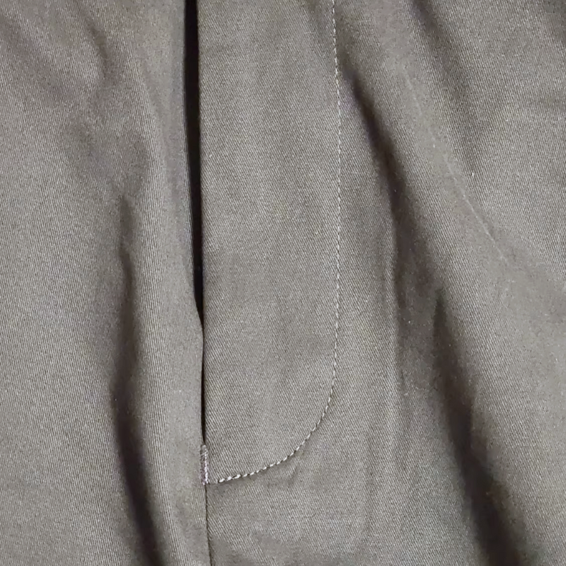 コットン素材のワイドテーパードスラックス生地感