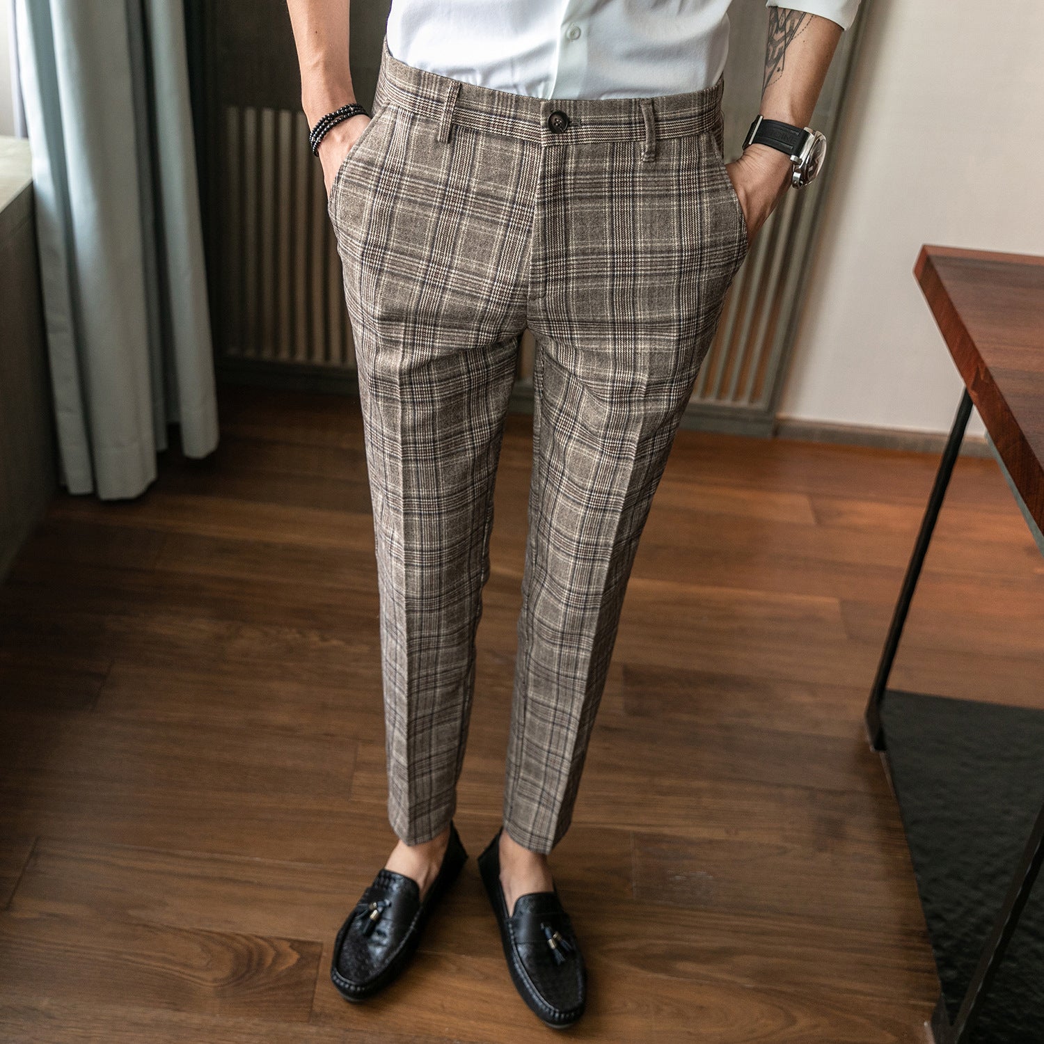 美脚ラインが映えるチェック柄パンツ。30代メンズに人気の定番アイテム。
