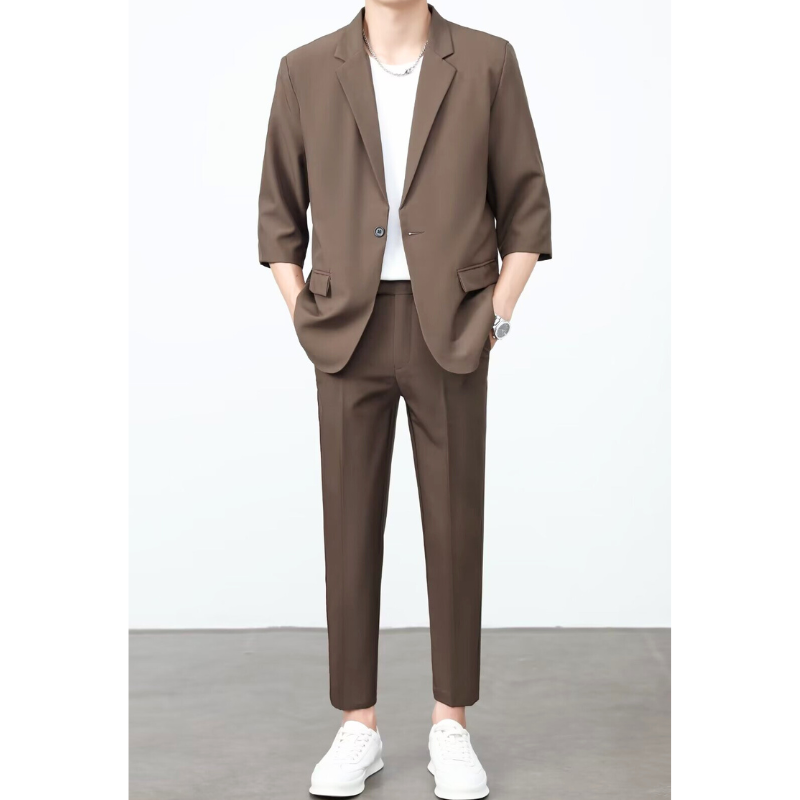 30代40代メンズ 春夏用 7分袖ジャケット×テーパードパンツの上下セットアップ コーデ 全身写真