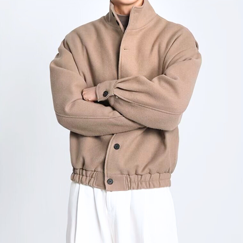 ベージュのスタンドカラーブルゾンで大人のリラックス感を演出する30代メンズ秋冬スタイル