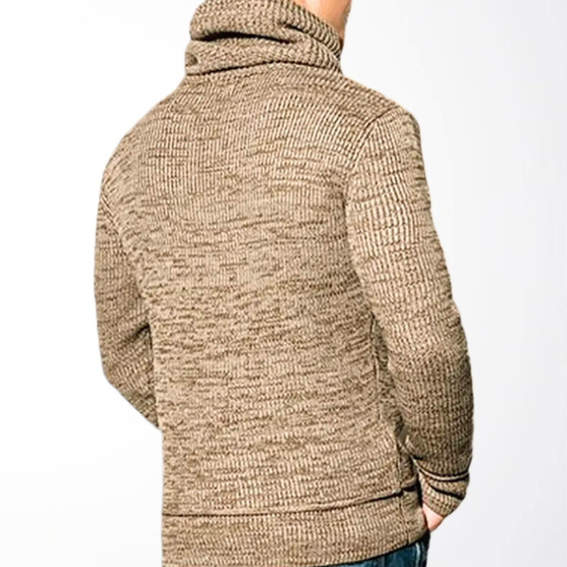 背中まで立体感のある編み地が映えるベージュミックスニットセーター 後ろ姿