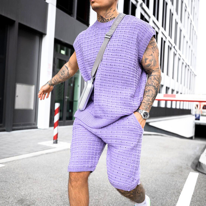 30代メンズにおすすめのサマーニットセットアップ ラベンダー ノースリーブトップス×ショートパンツ 夏の大人カジュアル