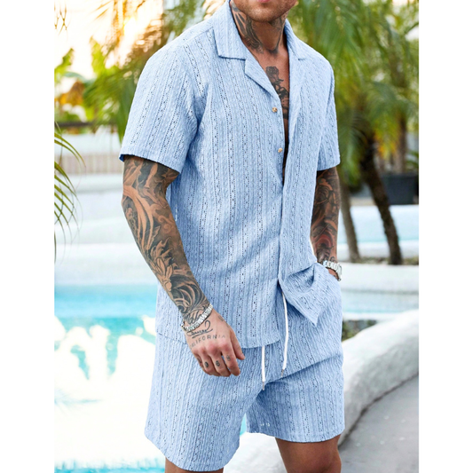 サックスブルーの夏セットアップを斜め前から見せたメンズ着用画像