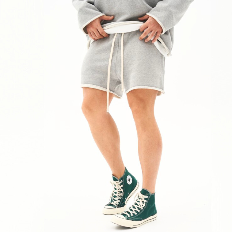 グレーのショートパンツセットアップを足元まで含めて見せたメンズ着用画像