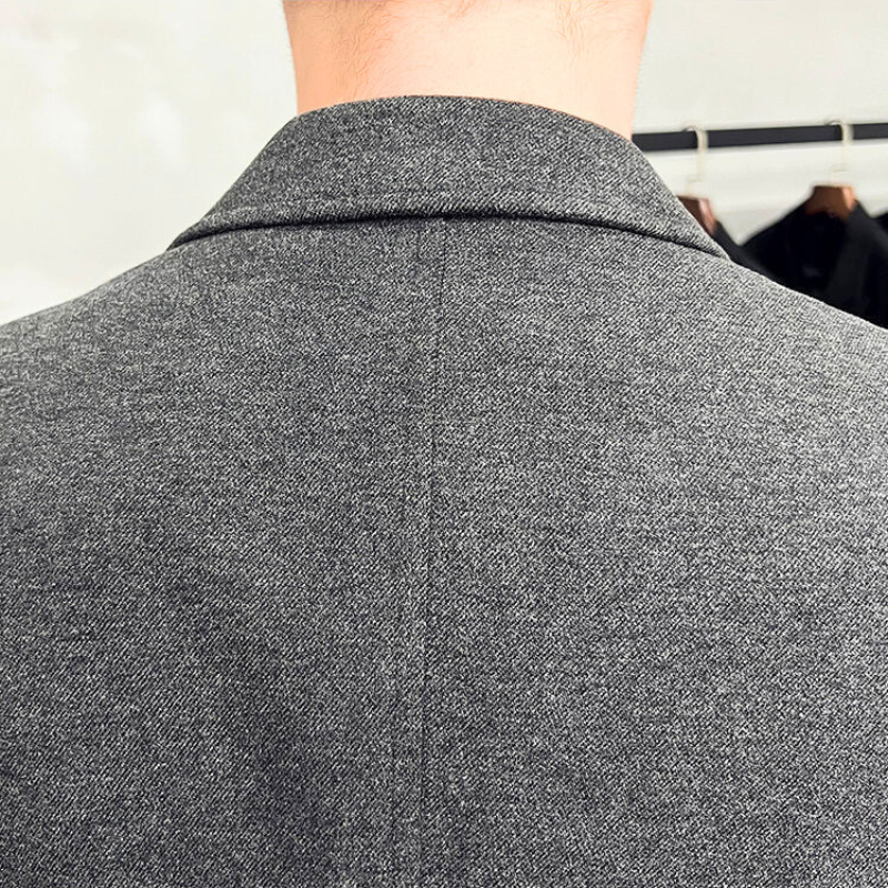 ジャケット背面の縫製ラインがわかる30代メンズ向けシンプルデザインの写真