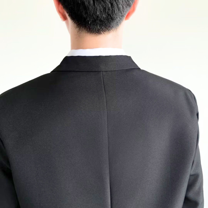 ジャケット背面のセンターステッチと上品な素材感がわかるディテールショット｜春秋冬の万能アイテム