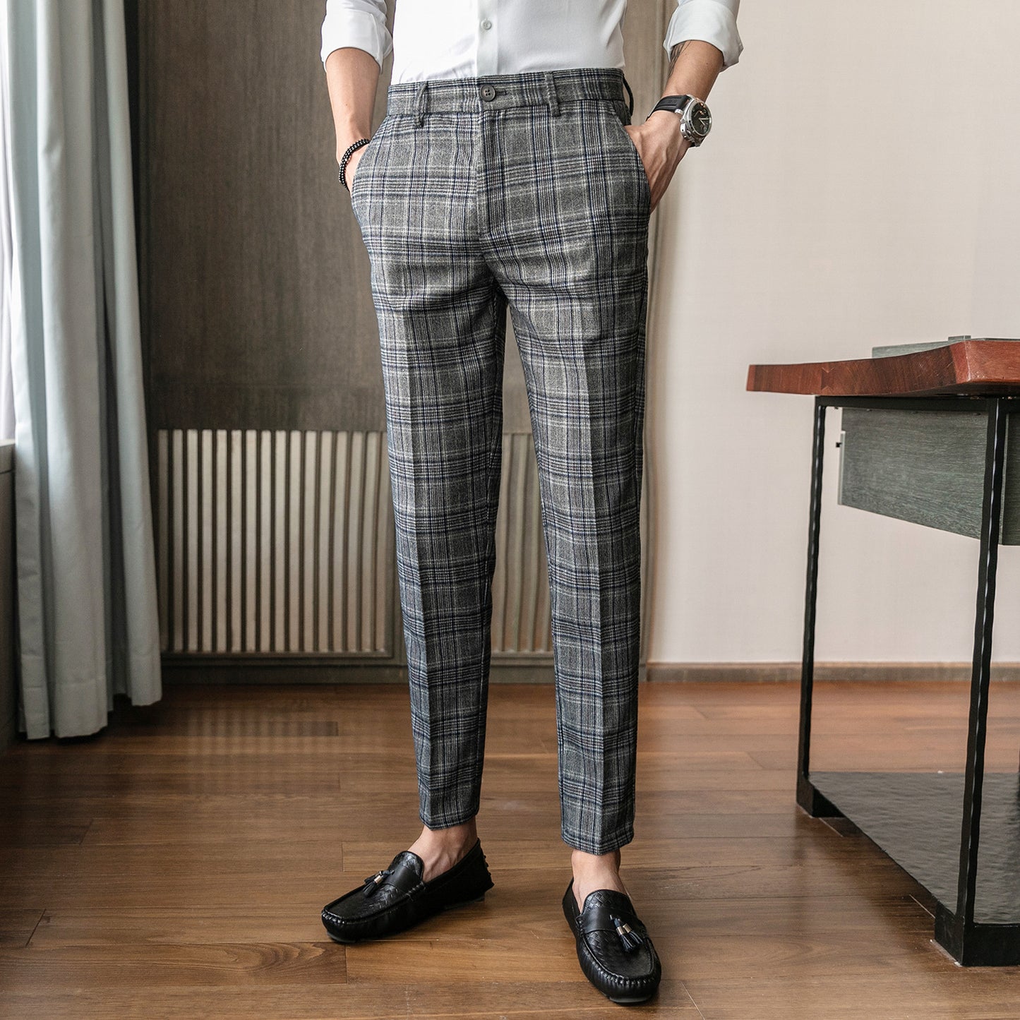 細身シルエットが際立つテーパードパンツの全身コーデ。秋冬にぴったりな一枚。