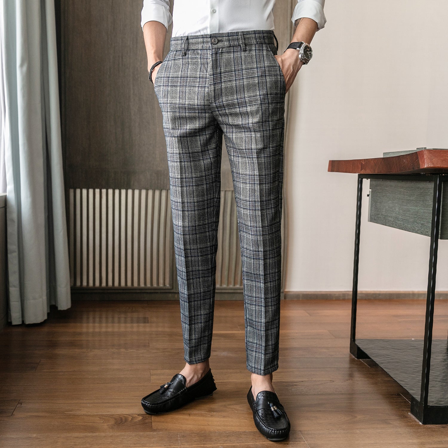 細身シルエットが際立つテーパードパンツの全身コーデ。秋冬にぴったりな一枚。
