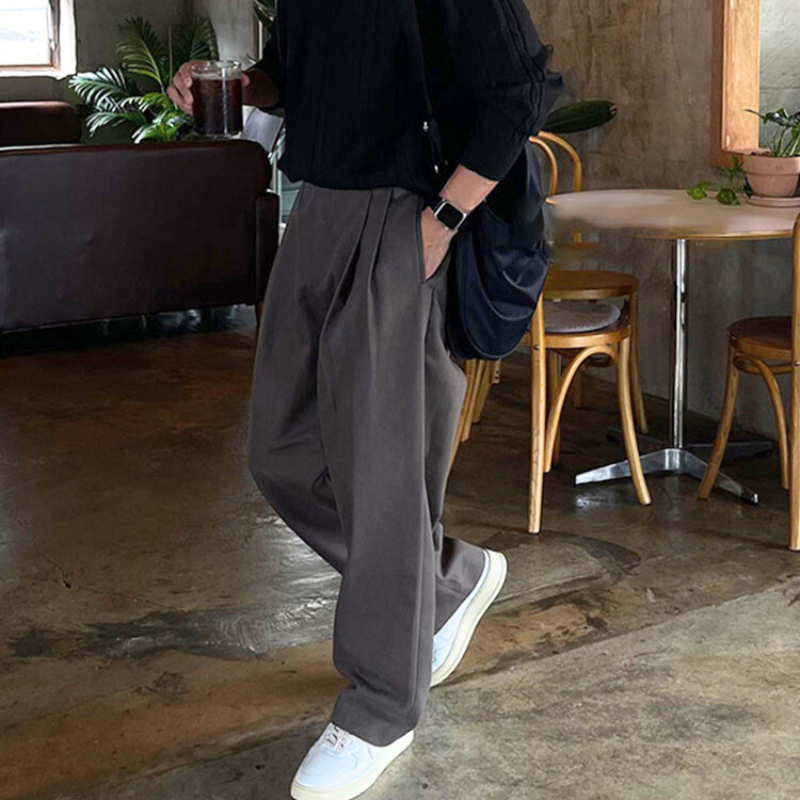 シャツと合わせたきれいめワイドテーパードパンツ