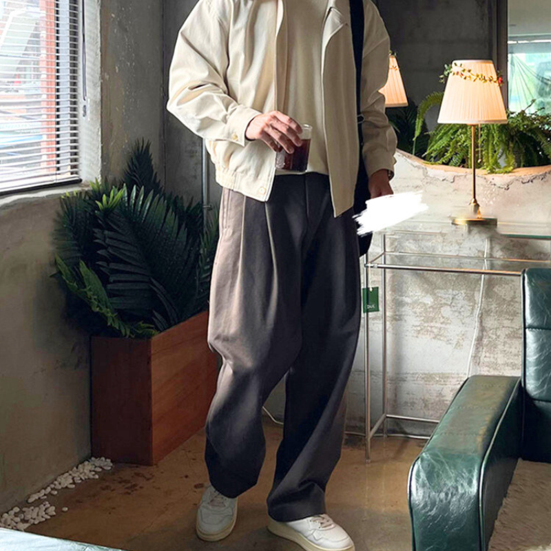 歩いた時も美しい落ち感のワイドテーパードパンツ