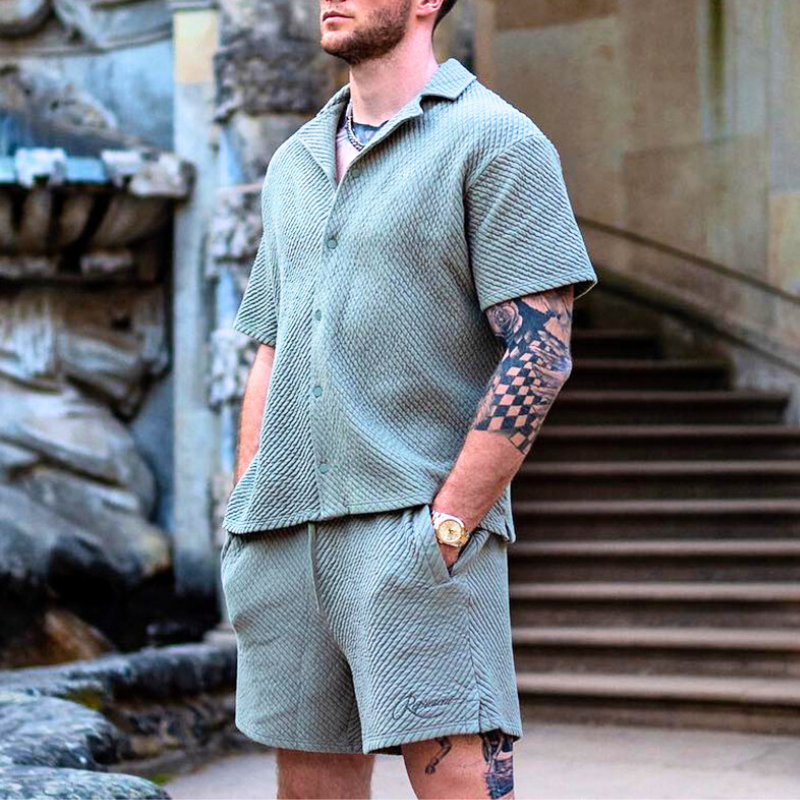 凹凸素材が映える開襟ショートパンツセットアップを斜め前から見せたメンズ着用画像