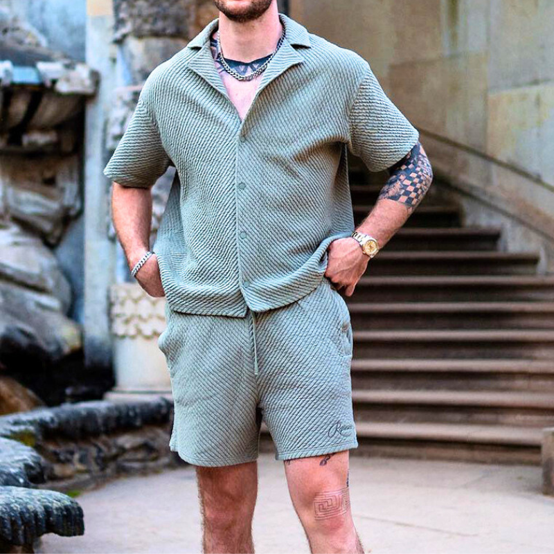 大人の抜け感がある凹凸素材セットアップを着用したメンズ夏コーデ画像