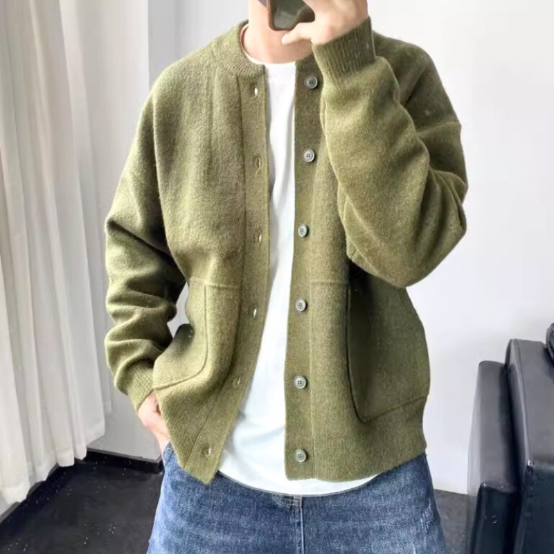 30代・40代メンズ向け春秋冬の肉厚起毛ニットカーデジャケットのフロントコーデ