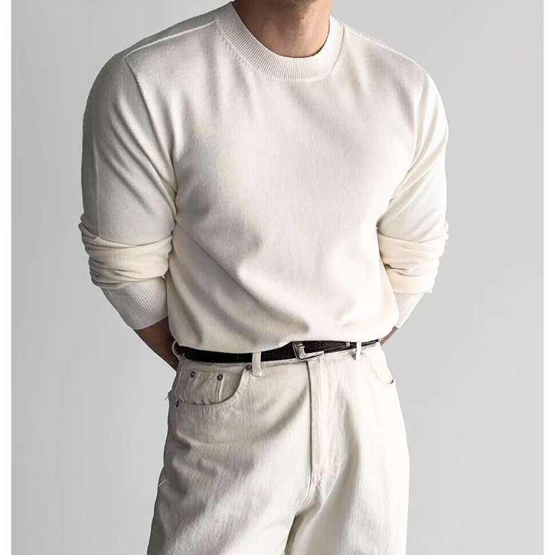 クルーネックニット｜アイボリーの胸元〜ウエストの着用イメージ