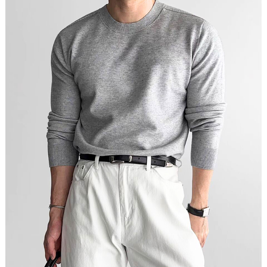 クルーネックニットプルオーバー メンズ｜ライトグレーの着用イメージ（上半身）