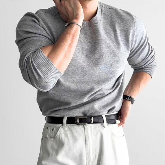 30代・40代メンズに似合うクルーネックニット｜ライトグレーの着用イメージ