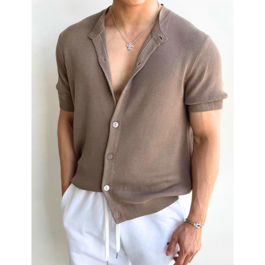 30代・40代メンズに似合うサマーニットカーデトップス｜モカの着用イメージ