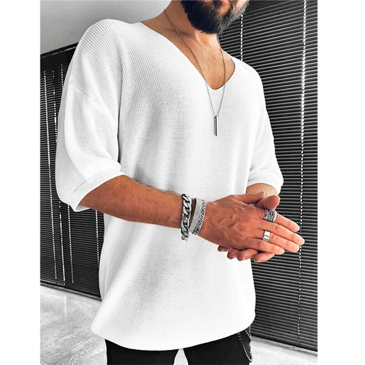 30代・40代メンズに似合うVネックサマーニット｜ホワイトの斜め前
