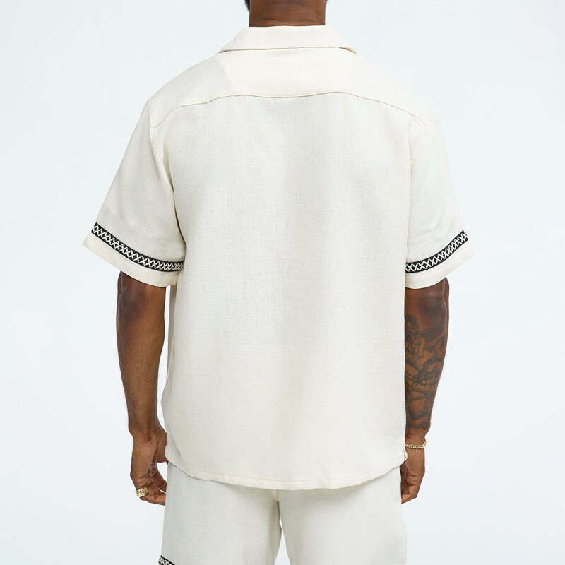 オフホワイトの配色ライン開襟シャツセットアップを後ろから見せたメンズバックスタイル画像