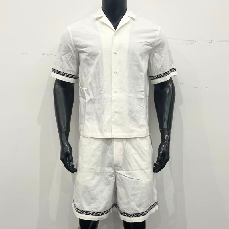 30代・40代メンズにもおすすめのオフホワイト配色ラインセットアップのトルソー画像