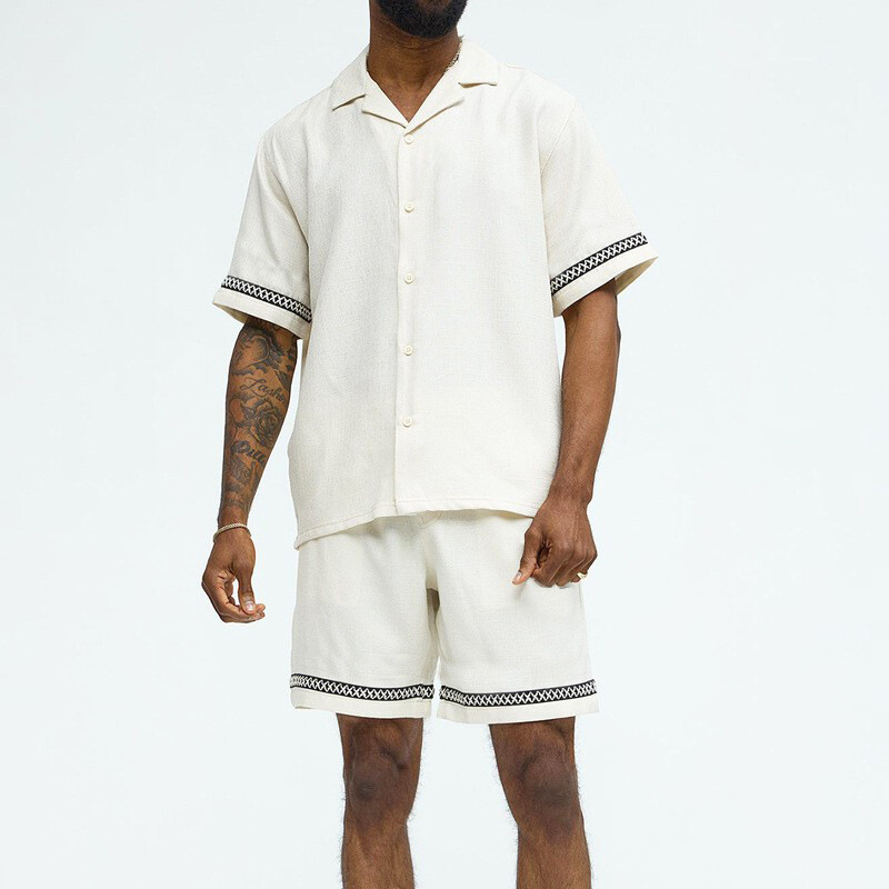 オフホワイトの配色ライン開襟半袖シャツ＆ショートパンツセットアップを着用したメンズ全身コーデ画像