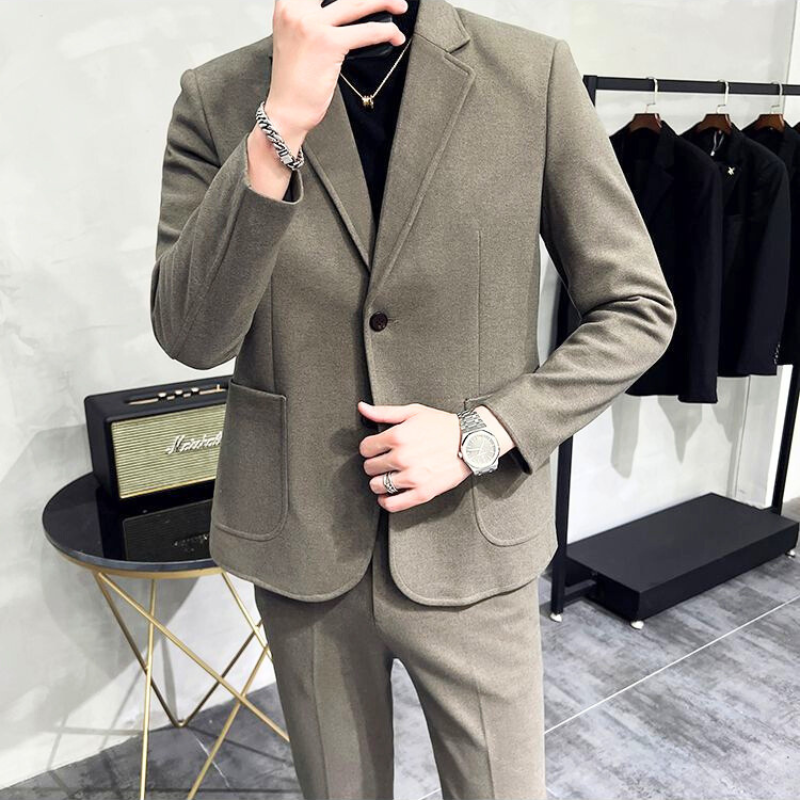 40代メンズにも似合うカーキ系ジャケットの着こなしを映したテーラード上半身カット