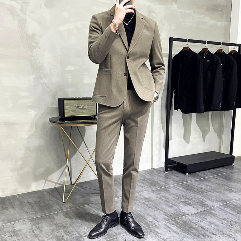 30代メンズ向け春秋冬のビスコース混テーラードセットアップを着用した全身コーデ写真