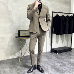30代メンズ向け春秋冬のビスコース混テーラードセットアップを着用した全身コーデ写真