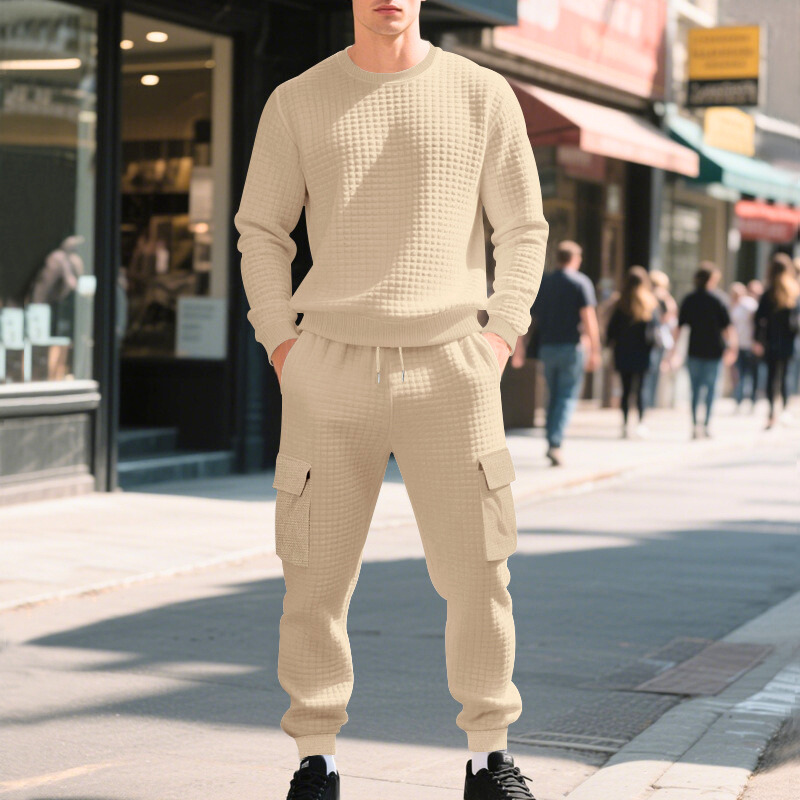 ベージュのワッフル調セットアップを着た30代男性｜柔らかいトーンで上品な印象