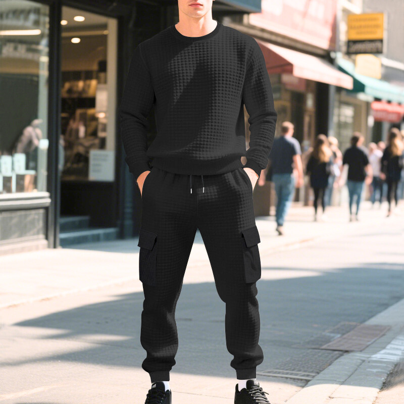 ブラックのワッフルスウェットセットアップを着た男性｜シックでモードな秋冬コーデ