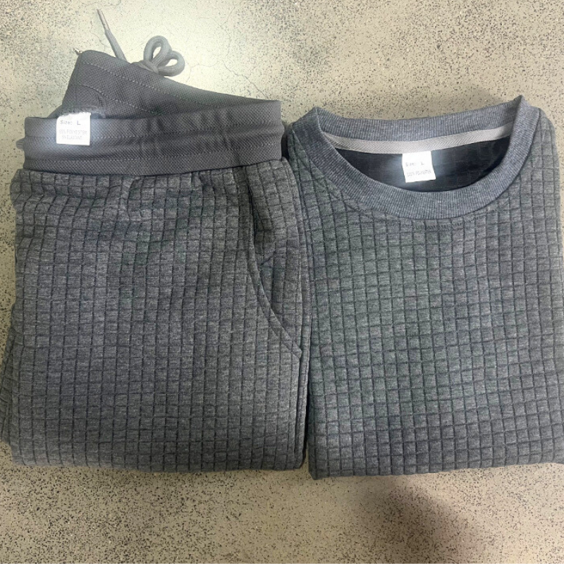 ワッフル素材のアップ写真｜柔らかく通気性に優れた大人のスウェット生地