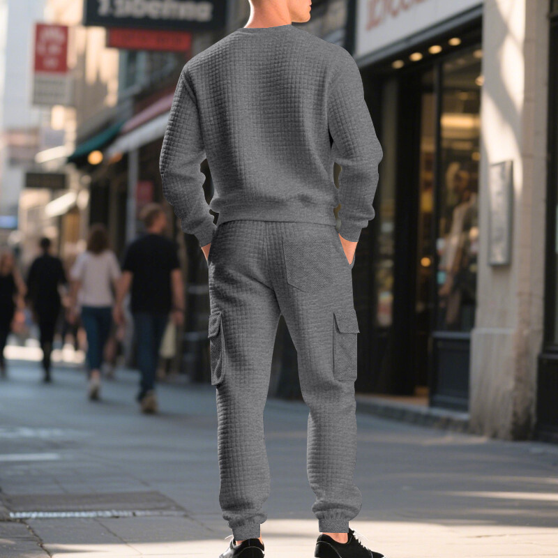 グレーセットアップの後ろ姿｜リラックス感と都会的スタイルを両立