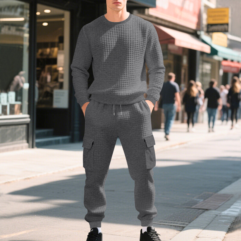 グレーのワッフル調スウェットセットアップを着た30代メンズ｜春秋冬の上品リラックスコーデ