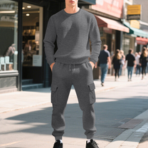 グレーのワッフル調スウェットセットアップを着た30代メンズ｜春秋冬の上品リラックスコーデ