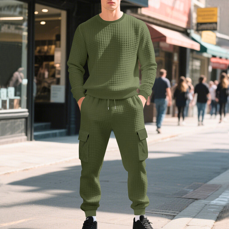 オリーブカラーのワッフル調セットアップを着た男性｜落ち着いた大人の秋コーデ