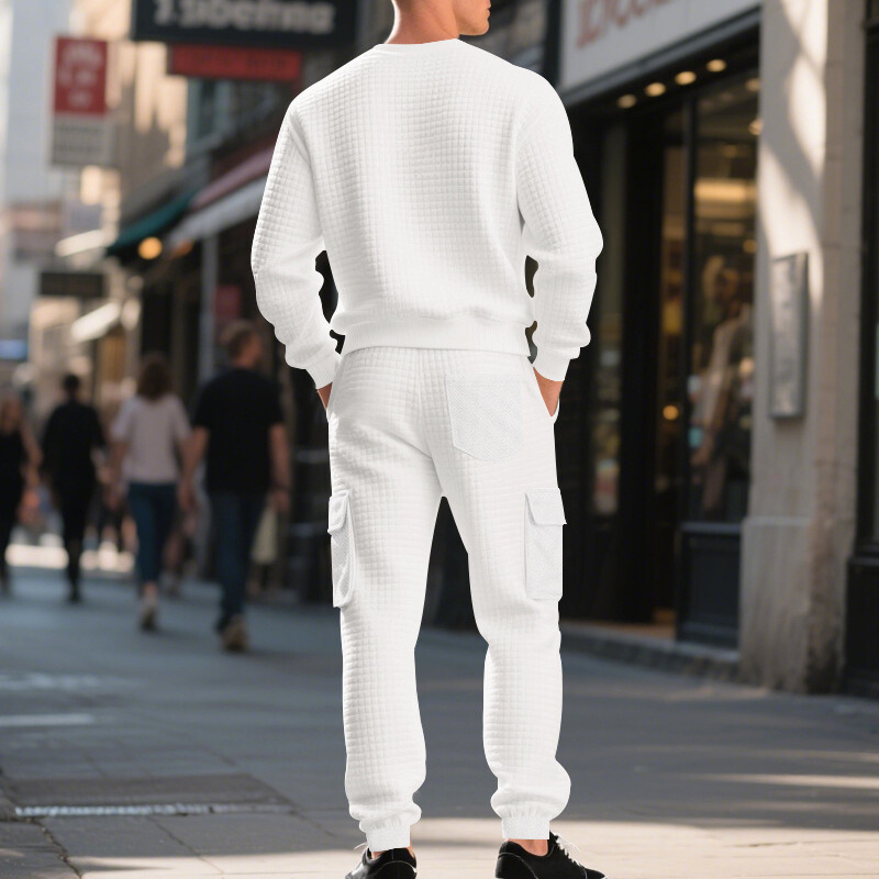 ホワイトセットアップの後ろ姿｜清潔感のある大人リラックススタイル