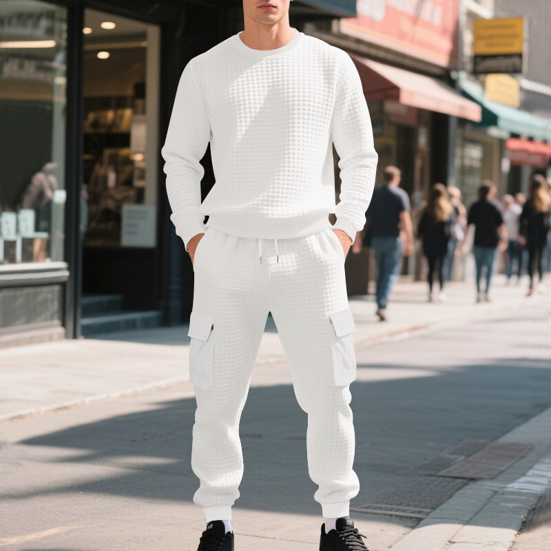 ホワイトのワッフルスウェットセットアップを着た40代男性｜クリーンで爽やかな印象